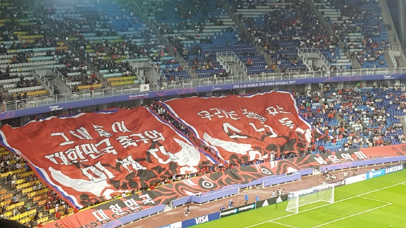     붉은악마가 U-20 월드컵에 참가한 한국의 소년들에게 보낸 메시지.  '그대들이 대한민국 축구의 미래다', 우리는 꿈을 꾸는 소년들'.