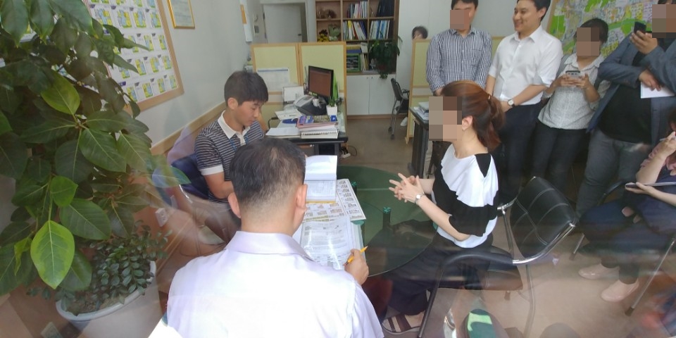 지난해 6월 14일 오후 서울 강남구 개포동의 한 부동산중개업소에서 정부합동점검반이 부동산 거래 내역 등을 점검하고 있다. 