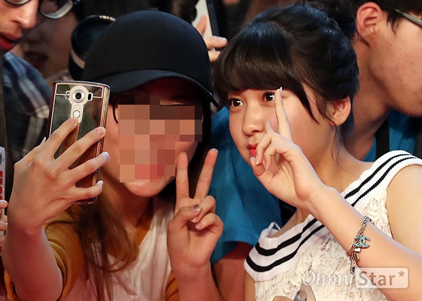 안서현, '옥자' 친구 배우 안서현이 13일 오후 서울 영등포 타임스퀘어에서 열린 영화 <옥자> 레드카펫에서 팬들과 사진을 찍고 있다.