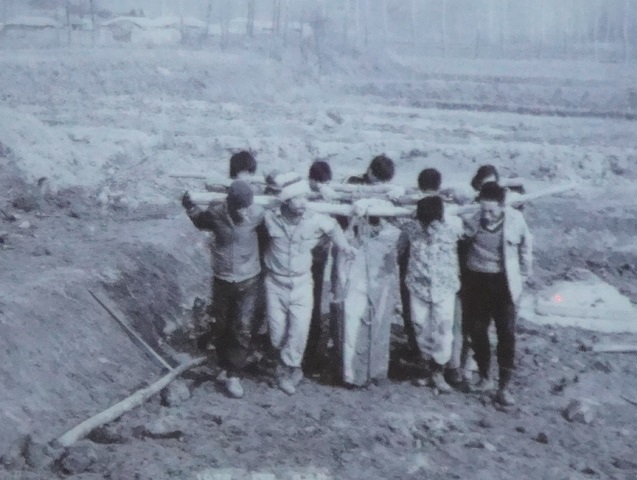           1974년 원광대학교 마한백제문화연구소가 중심이 되어 미륵사지 발굴 작업을 할 때 모습입니다. 사진 뒷줄 맨 왼쪽 머리 모습이 발표자인 김선기 선생님입니다.
