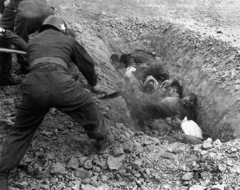  1951. 4. 대구 근교. 헌병들은 구덩이 속의 부역혐의자 총살을 끝낸 뒤 삽으로 흙을 떠서 시신을 덮고 있다.  