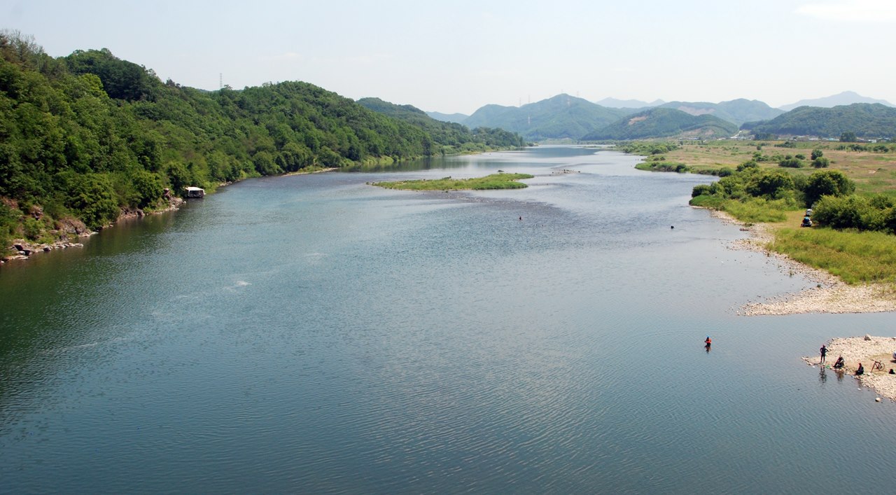 남한강교에서 바라본 한강. 4대강사업을 하지 않은 곳이지만, 4대강사업을 하지 않았어도 주변 농경지에 물을 공급하기에 부족함이 없다. 