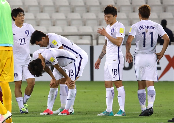  13일 오후(현지시간) 카타르 도하 자심 빈 하마드 경기장에서 열린 2018 러시아월드컵 최종예선 A조 한국과 카타르의 경기에서 2-3으로 패한 선수들이 경기를 마친 뒤 고개를 숙이고 있다. 