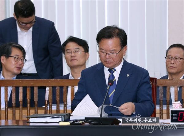 김부겸 행정자치부 장관 후보자가 14일 오전 열릴 예정이었던 국회 인사청문회가 자유한국당 의원들의 불참으로 정상적으로 개회되지 못하자 자리에 앉아 속개를 기다리며 자료를 보고 있다. 