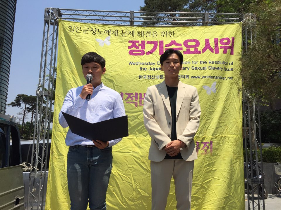 지난 14일 수요집회에서 발언 중인 하주영(왼쪽)·조용주(오른쪽)씨
