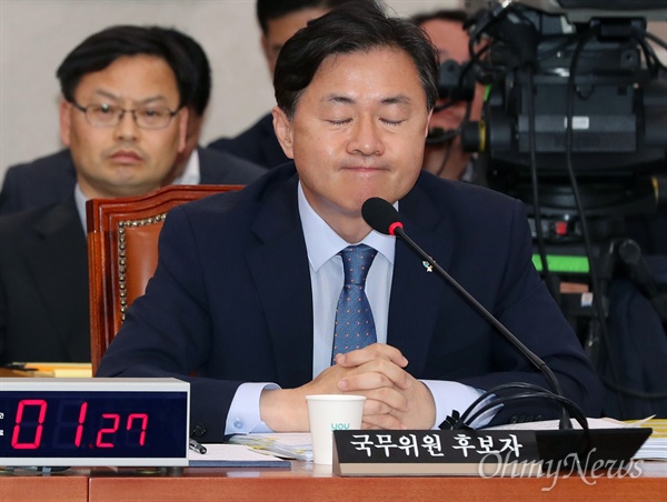 김영춘 "세월호 수색 최대한 서두르겠다" 김영춘 해양수산부 장관 후보자가 14일 오후 국회 농림축산식품해양수산위원회 회의실에서 열린 청문회에 나와 질의를 듣던 중 잠시 눈을 감고 있다. 김 후보자는 이날 청문회에서 모두발언을 통해 "세월호 수색을 최대한 서둘러 모든 미수습자를 가족의 품으로 돌려보내도록 최선을 다하겠다"면서 관련 조치를 약속했다. 