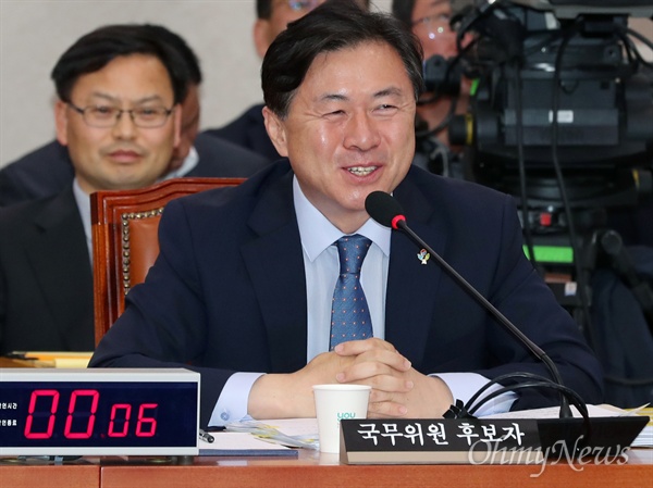 김영춘 해양수산부 장관이 지난해 6월 열린 청문회에서 웃음을 짓고 있다. 