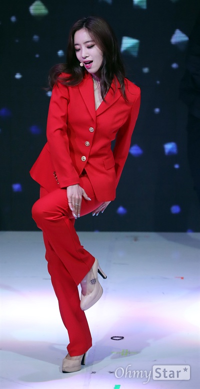 티아라 은정, 정열을 담아! 4인조로 재편한 티아라의 은정이 14일 오후 서울 서교동의 한 공연장에서 열린 컴백 쇼케이스에서 솔로곡 'Real Love'를 열창하며 화려한 무대를 선보이고 있다.