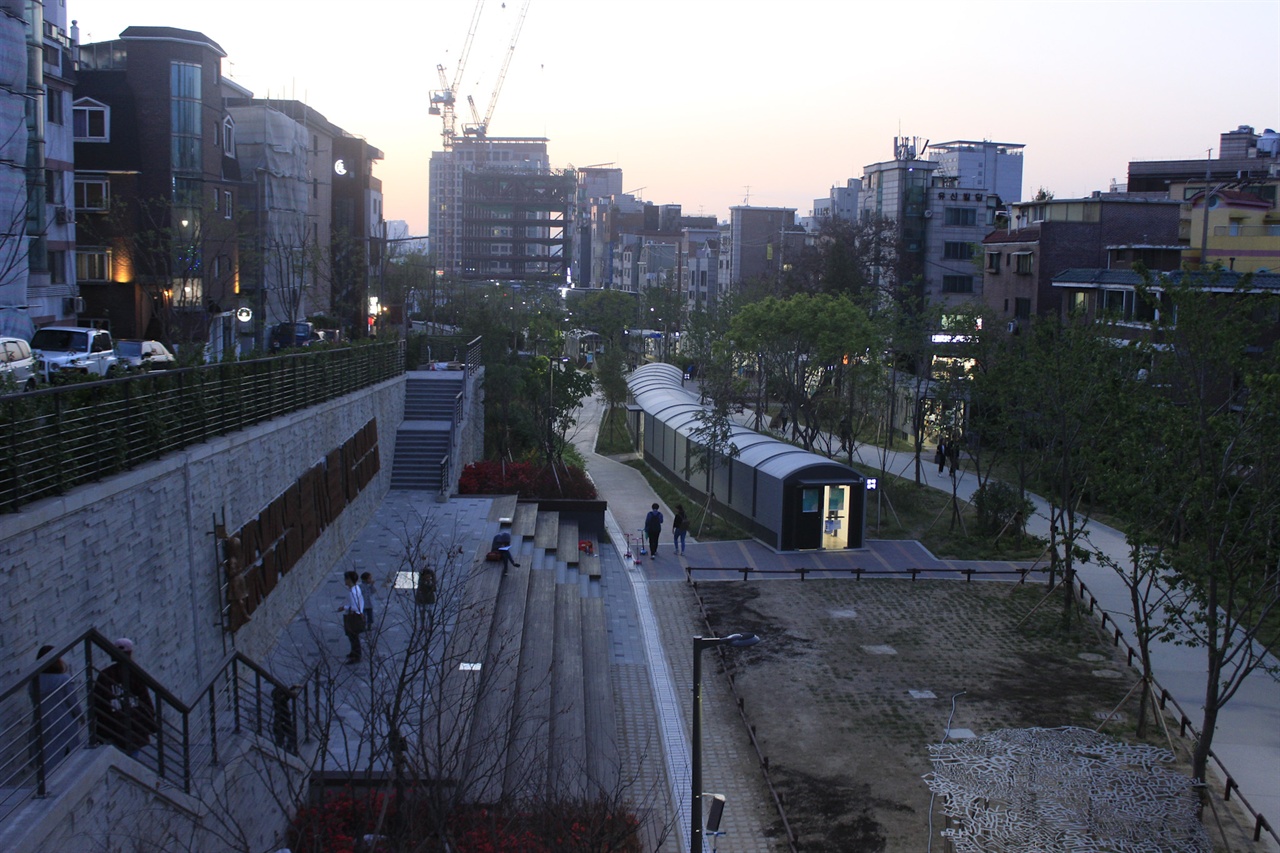  공원화된 폐선의 가장 모범적인 사례는 경의선공원을 들 수 있다. 책거리, 연트럴파크 등 다양한 컨셉으로 재개장한 경의선공원.