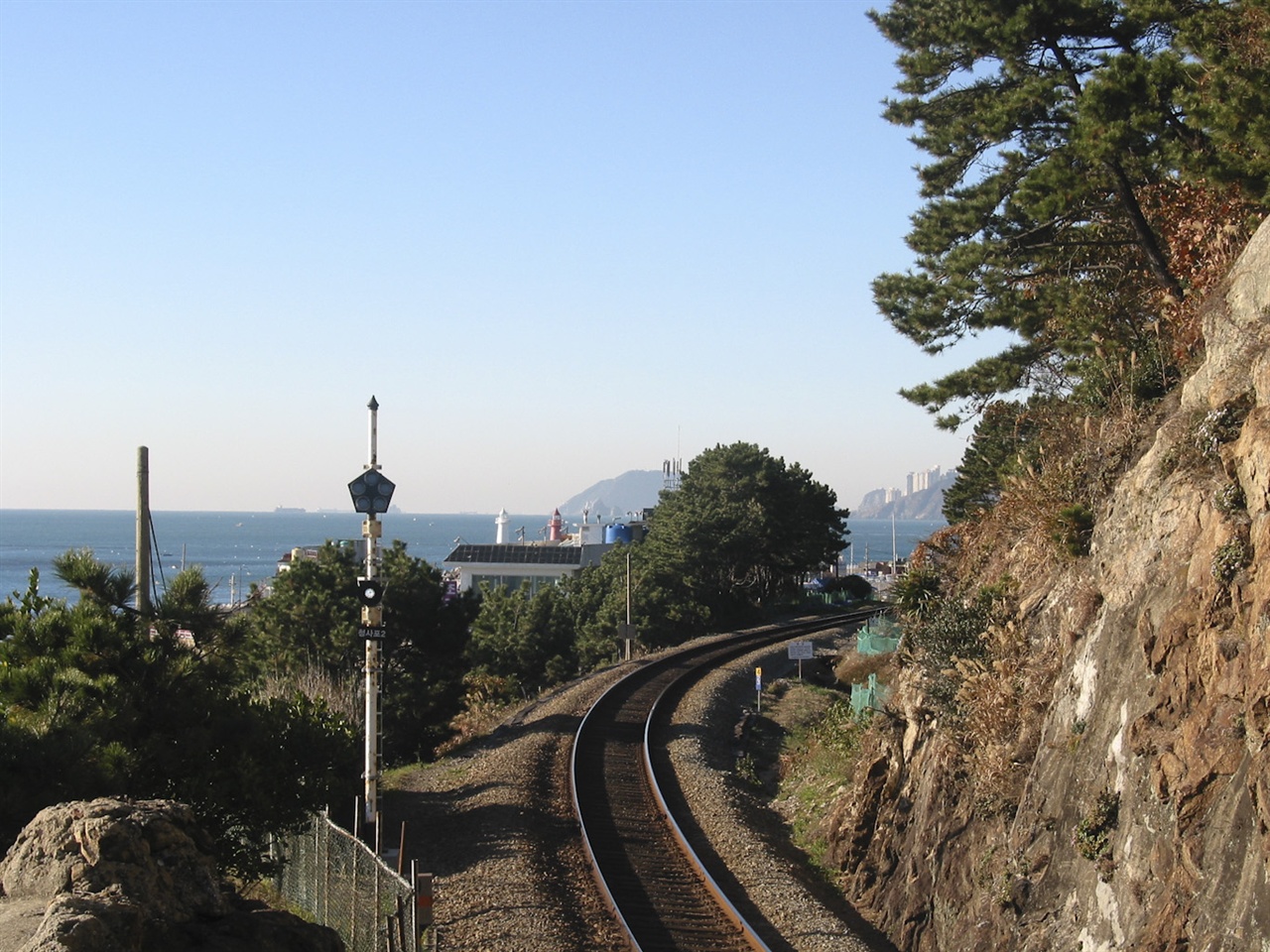 청사포의 동해남부선이 폐선되기 직전의 모습. 현재는 공원과 트램이 동시에 추진되고 있다.