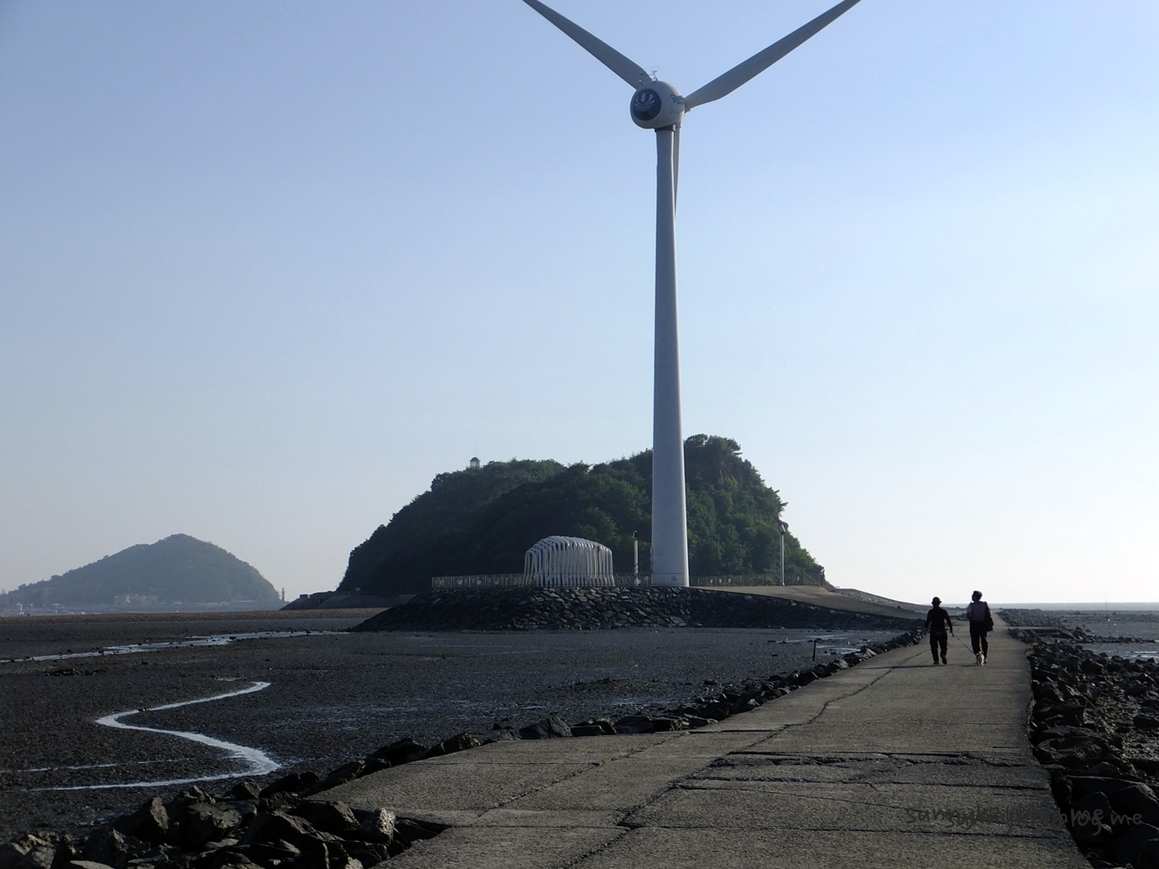누에섬 가는 바닷길에 서있는 거대한 풍력 발전기. 