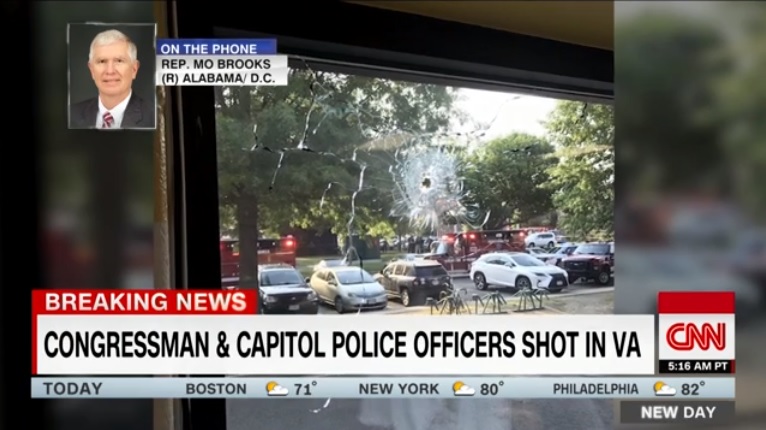 미국 공화당 의원들의 야구 연습장에서 발생한 총기 난사 사건을 보도하는 CNN 뉴스 갈무리.