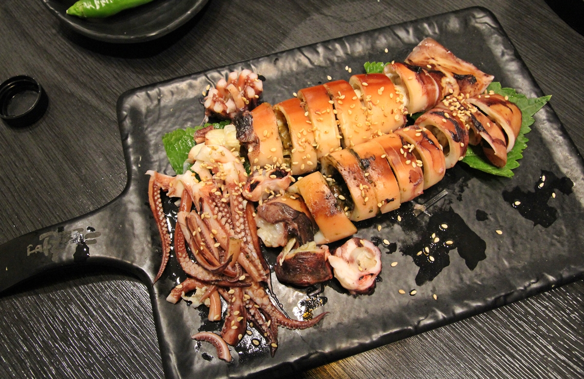 단품 요리인 오징어 통찜은 오징어 내장 특유의 맛이 아주 특별하다.
