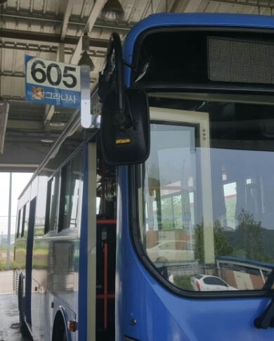 서울시가 새로 단장한 돌출형 버스 번호판.