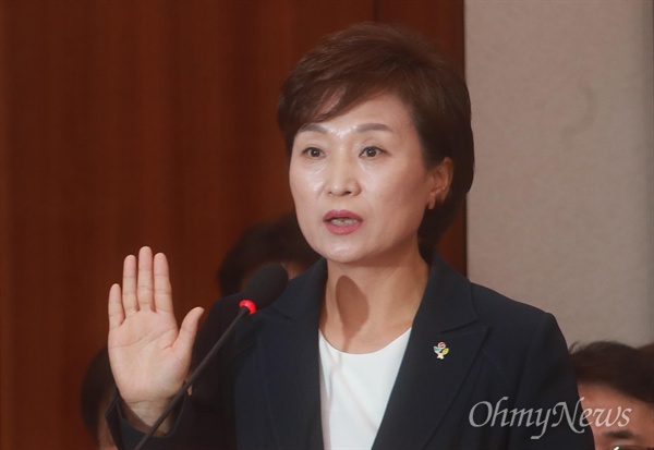 김현미 국토교통부 장관 후보자가 15일 오전 서울 여의도 국회 국토교통위원회에서 열린 인사청문회 출석해 선서를 하고 있다.