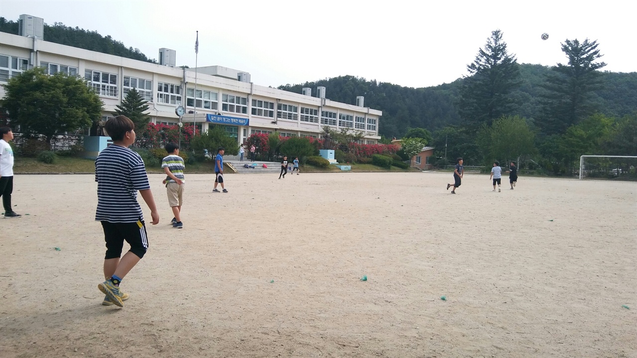 아침일찍 운동장에서 축구를 하는 아이들