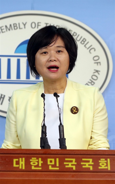 정의당 이정미 의원이 15일 서울 여의도 국회에서 당 대표 출마선언을 하고 있다.