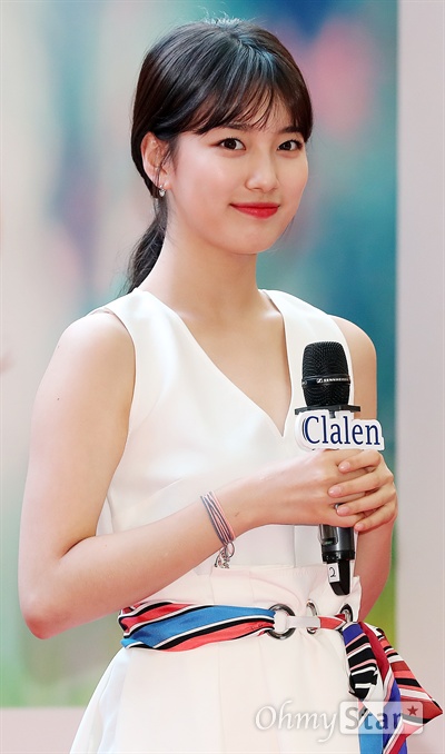 이리봐도 저리봐도 역시 수지 배우 겸 가수 수지가 15일 오후 서울 여의도의 한 쇼핑몰에서 열린 한 컬러렌즈 브랜드 팬사인회에서 미소를 짓고 있다. 