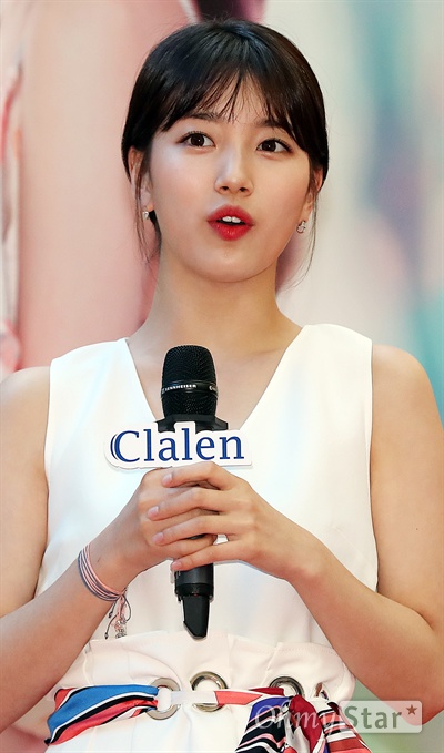 이리봐도 저리봐도 역시 수지 배우 겸 가수 수지가 15일 오후 서울 여의도의 한 쇼핑몰에서 열린 한 컬러렌즈 브랜드 팬사인회에서 자신의 얼굴이 그려진 그림을 보며 놀란 모습을 하고 있다.