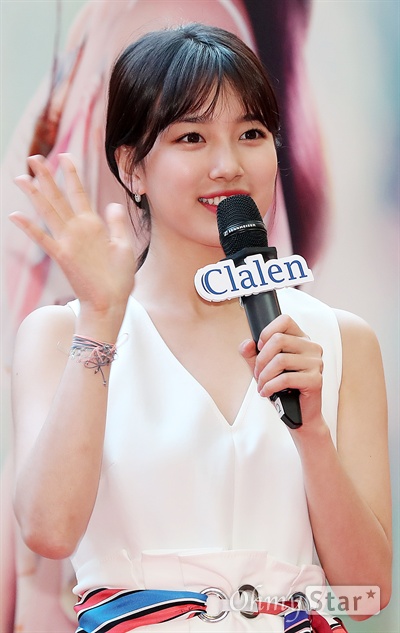 이리봐도 저리봐도 역시 수지 배우 겸 가수 수지가 15일 오후 서울 여의도의 한 쇼핑몰에서 열린 한 컬러렌즈 브랜드 팬사인회에서 인사를 하고 있다.