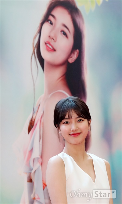 수지, 사진보다는 실물 배우 겸 가수 수지가 15일 오후 서울 여의도의 한 쇼핑몰에서 열린 한 컬러렌즈 브랜드 팬사인회에서 미소를 짓고 있다. 