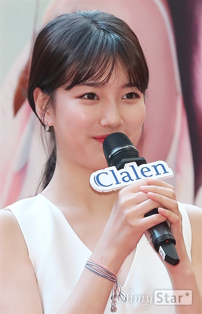 이리봐도 저리봐도 역시 수지 배우 겸 가수 수지가 15일 오후 서울 여의도의 한 쇼핑몰에서 열린 한 컬러렌즈 브랜드 팬사인회에서 인사말을 하고 있다.
