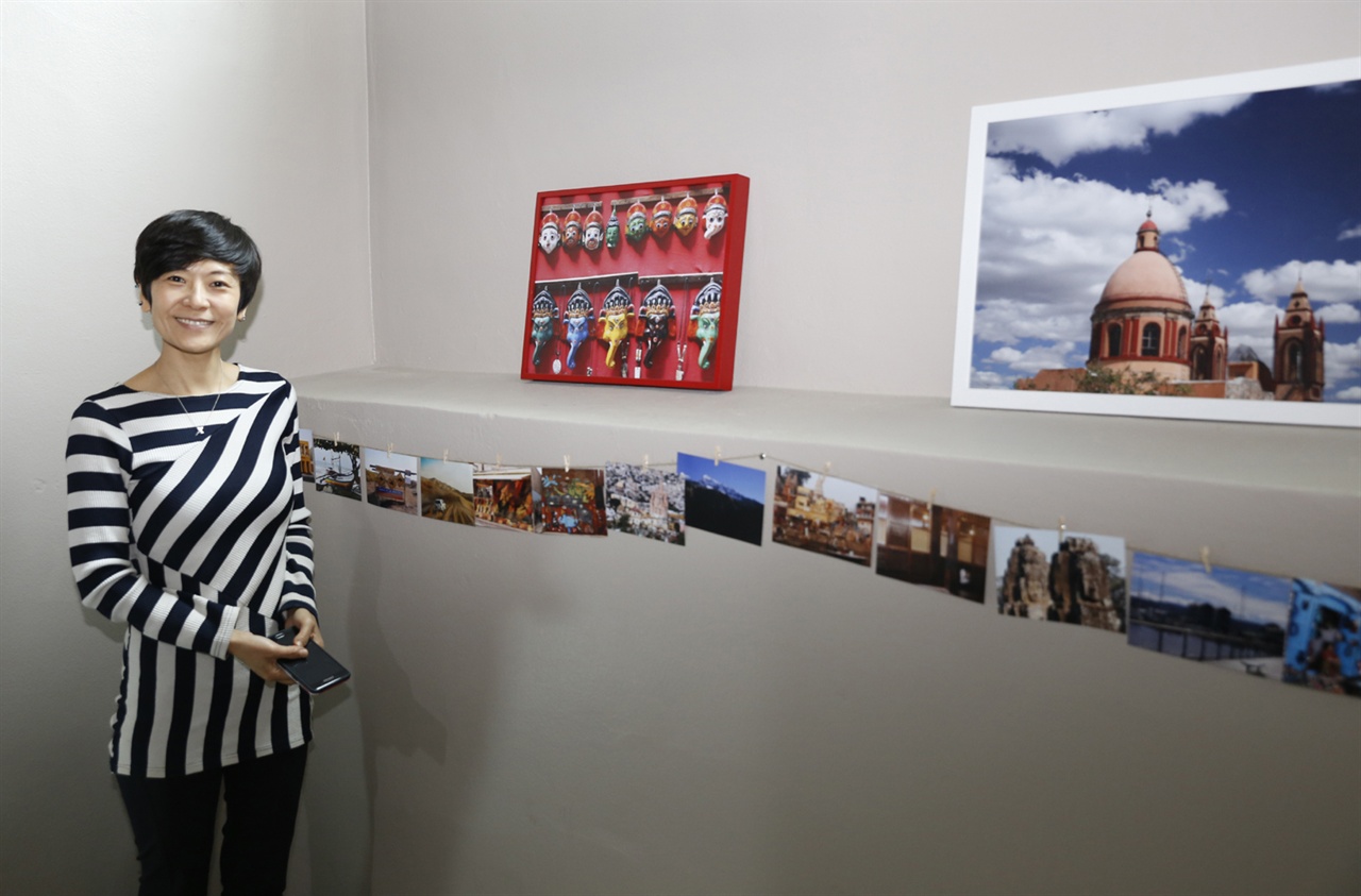 김영아 씨가 게스트하우스 복도에서 자신이 찍은 세계여행 사진을 보며 여행 이야기를 들려주고 있다. 지난 6월 7일 오후다.
