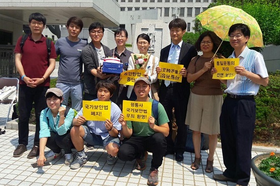 평통사 활동가들이 지난 15일 대법원에서 무죄 판결을 확정 받고 나서, 대법 판결을 환영하며 남북화해와 교류를 가로막는 국가보안법 폐지를 주장했다.