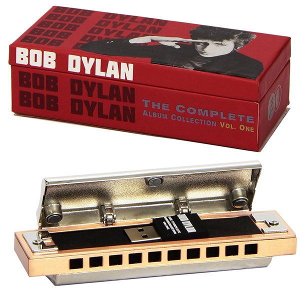  지난 2013년 미국에서 한정 판매된 밥 딜런 전집 USB 세트. 40여 장이 넘는 밥 딜런의 전 음반 수록곡을 하모니카 형태의 케이스와 함께 24비트 고음질 음원, MP3 음원 형태로 USB 안에 빼곡히 담았다.