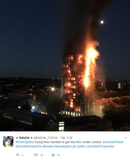 화재 당시의 그렌펠 타워를 보여주는 소셜미디어 갈무리.