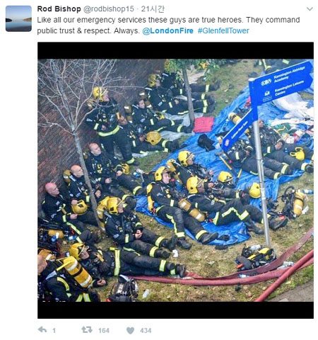 런던 고층 아파트 화재 진압을 끝내고 지친 영국 소방관들의 사진을 공유하는 소셜미디어 갈무리.