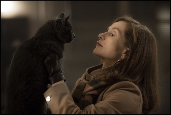  영화 <엘르>의 한 장면. 미셸(이자벨 위페르)의 검은 고양이는 그녀와 가장 비슷하고, 그녀의 마음을 이해할 만한 유일한 존재입니다.  