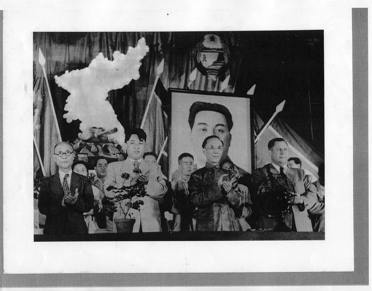 날짜 미상. 북한 군중대회(왼쪽부터 김두봉, 김일성, 구모조 중국대표, 스티코프 소련군정청사령관) 