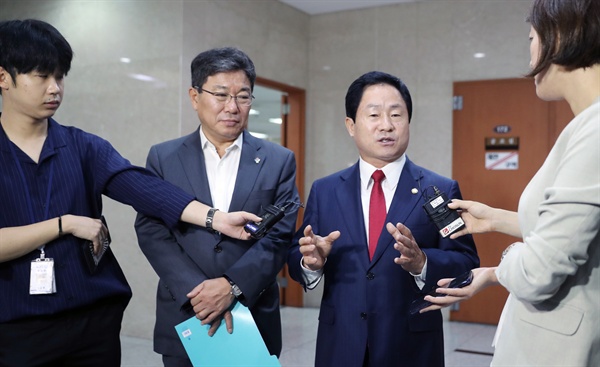 자유한국당 법제사법위원회 소속 주광덕(오른쪽 둘째), 윤상직 의원.