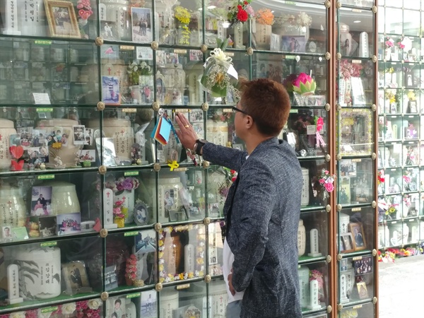 세월호 단원고 희생학생 장준영 군의 아버지 장훈씨가 고 김관홍 잠수사 납골당 앞에서 그를 추억하고 있다.
