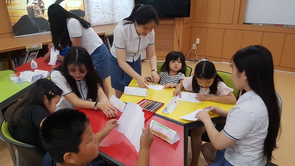  17일 오전 교사가 꿈인 홍성여고 1,2학년 학생들이 홍성 서부면에 위치한 초등학교를 찾아 학생들과 함께 준비한 교재를 이용해 수업을 진행하고 있다.