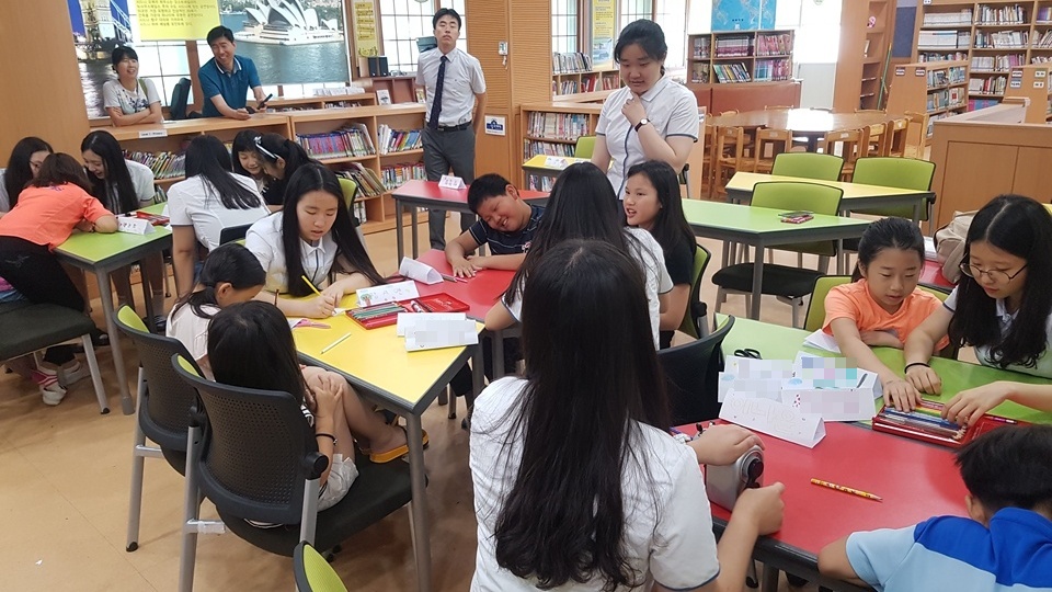  초등학교 학생들이 17일 토요일 오전 홍성여고 교육동아리 '특공대'와 함께 각 모듬별로 공동체 수업을 하고 있다. 수업에 집중하는 아이들 모습이 진지하다.