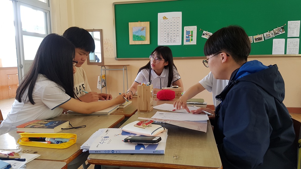 홍성여고 학생들이 농촌소규모 학교인 서부중학교를 방문해 학습이 미진했던 교과목에 대해서 함께 문제를 풀고 있다.