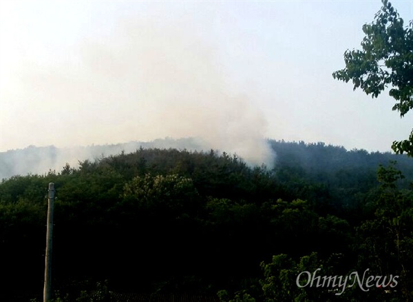  17일 오후 경남 창녕 도천면 우강리 산에 화재가 발생해 연기가 오르고 있다.