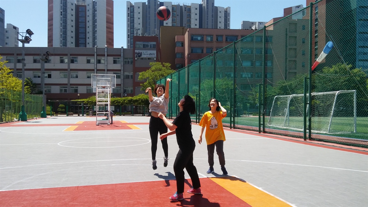 땡볕아래에서 농구를 하는 불꽃여자농구팀