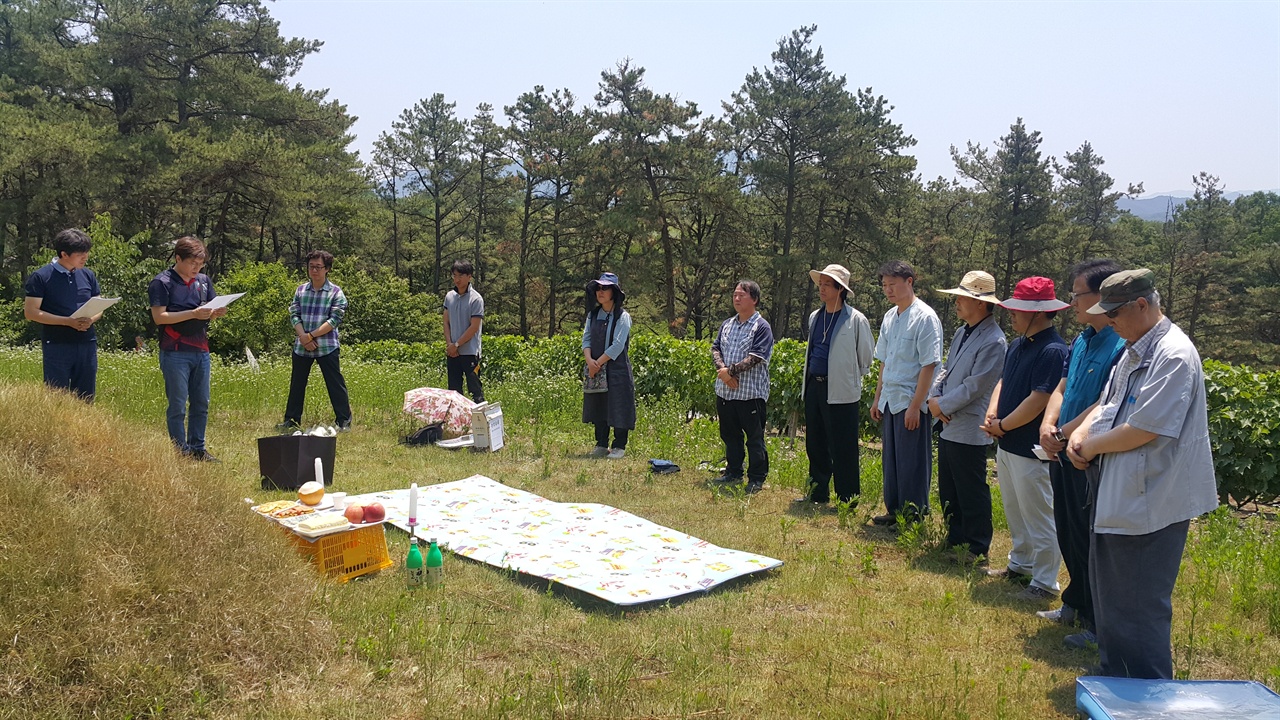 경북 의성군 산운리에서 이목선생 추도식을 하고 있는 전교조 대구지부 교사들과 참벗회 퇴직 교사들
