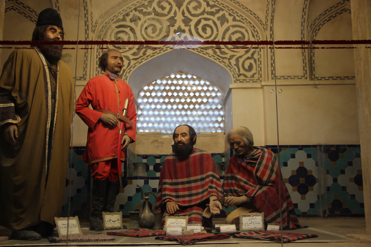 아미르 카비르의 죽음 장면: 가운데 앉은 사람이 아미르 카비르