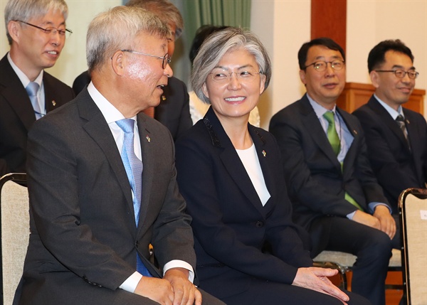 지난 2017년 6월 18일 강경화 외교부 장관(가운데)이 청와대에서 열린 임명장 수여식에 앞서 문 대통령을 기다리며 남편 이일병 교수와 대화하고 있다.