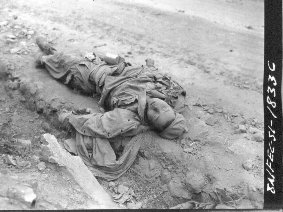  1951. 5. 25. 길바닥에 팽개쳐진 어느 중국군 시신.