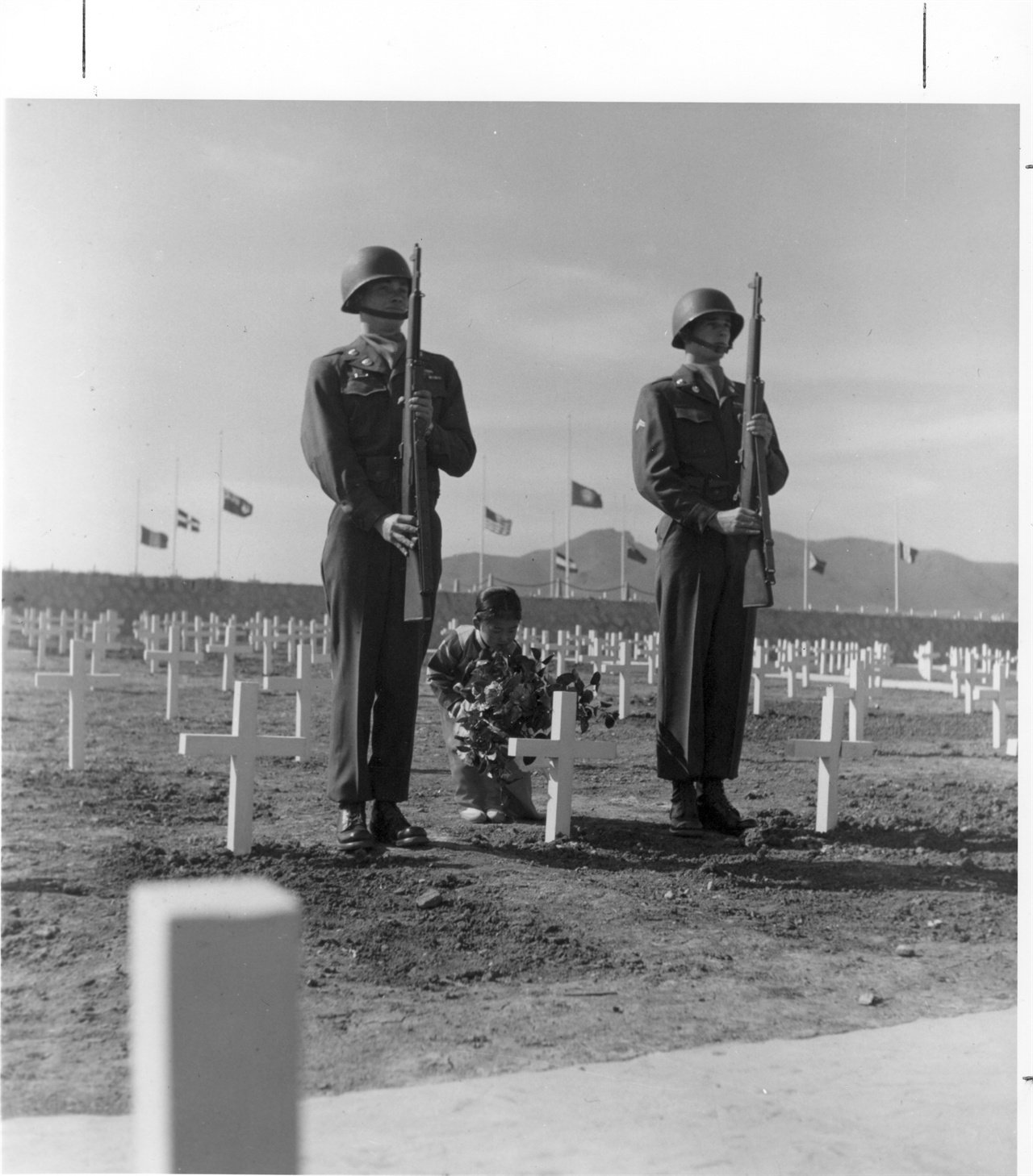  1951. 4. 9. 부산. 한국의 한 소녀가 유엔군 묘지에 꽃다발을 바치고 있다.