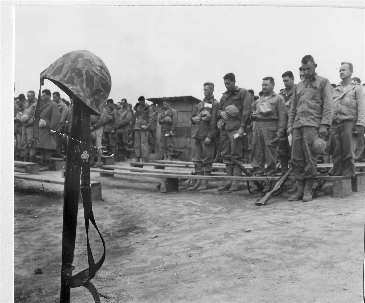  1952. 5. 30. 한 유엔군의 전사자 죽음 앞에 전우들이 총에다 철모를 씌운 뒤 추도의 기도를 드리고 있다.