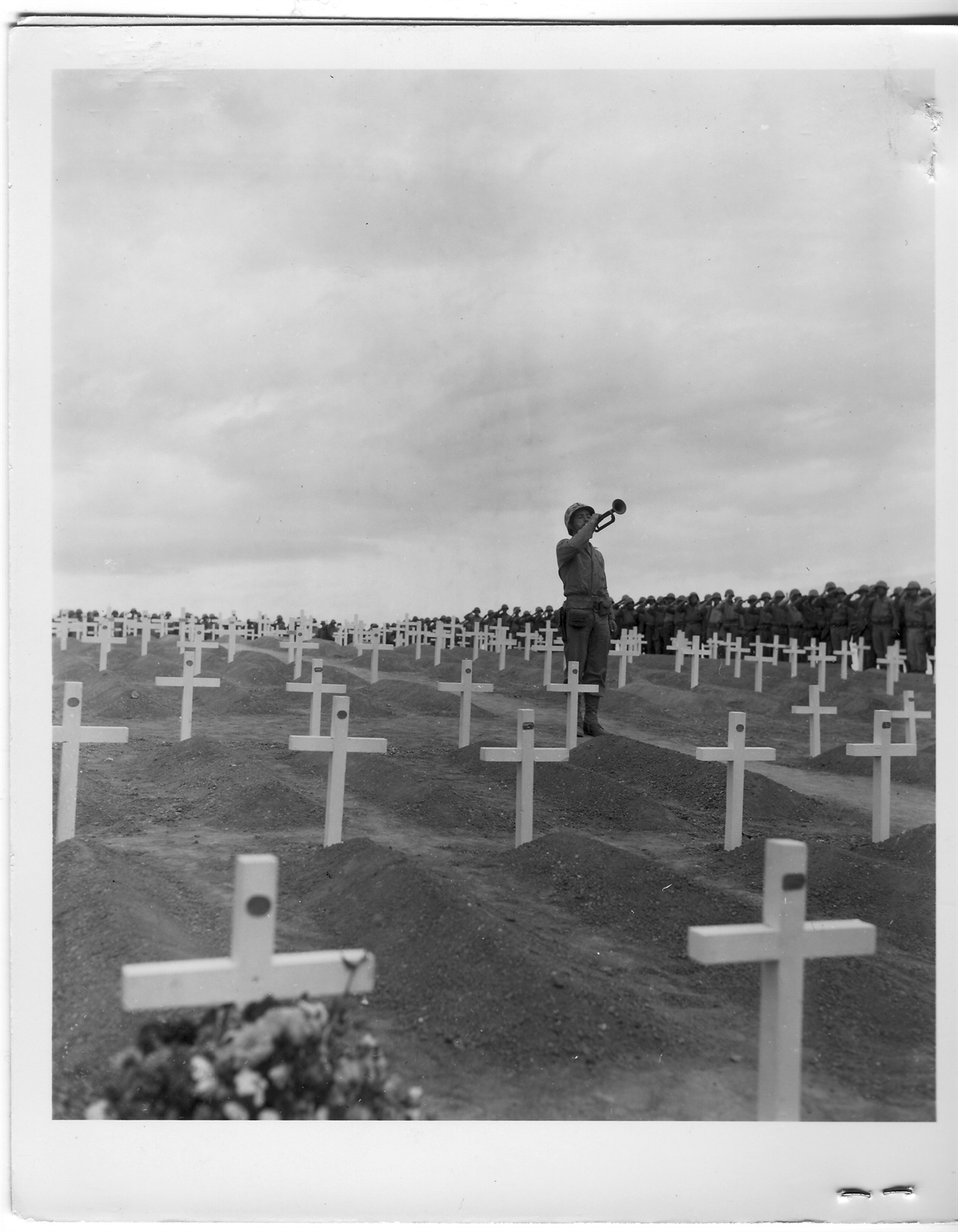  1950. 10. 8. 부산. 유엔군묘지에서 한 병사가 추도의 나팔을 불고 있다.
