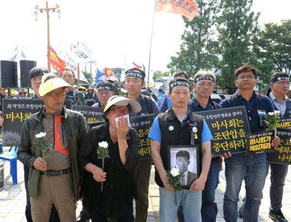 민주노총 전국공공운수노동조합은 6월 17일 과천 경마장(렛츠런파크 서울) 앞에서 “한국마사회가 책임져라. 고 박경근 열사 명예회복, 노조탄압 중단, 직접고용 쟁취 결의대회”를 열었다.