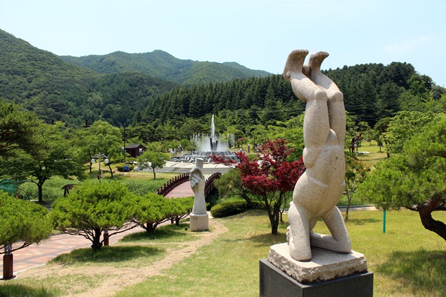 김천 직지문화공원의 조각품과 음악분수입니다.