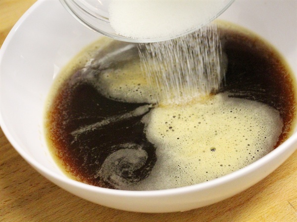 "이번 연구에서 커피믹스 섭취와 공복혈당·허리둘레 등이 상관성을 보인 것은 커피믹스에 든 백설탕 등 당류의 과다 섭취 때문일 가능성이 있다는 것이 연구팀의 해석이다."